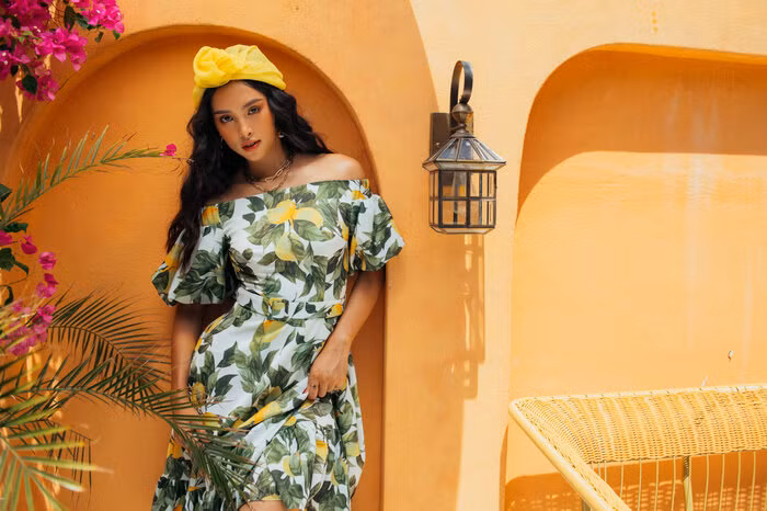 Những trang phục gam màu nổi bật và hoạ tiết miền nhiệt đới rực rỡ cũng đã gom góp thêm để làm nổi bật làn da khỏe khoắn của người đẹp sinh năm 2000 này.