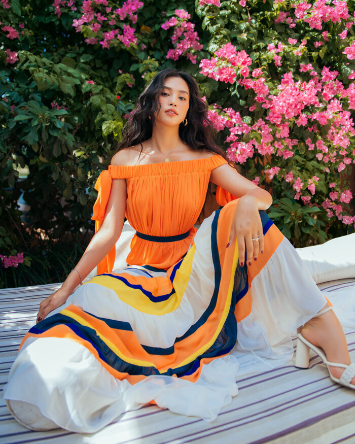 Nhà thiết kế sử dụng những chất liệu linen, chiffon, tweed, tafta... thể hiện sự đa dạng, phong phú và đầy trải nghiệm cho những người yêu thời trang.