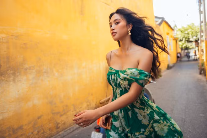 Diện nhiều trang phục thời thượng của NTK Lê Thanh Hòa, Hoa hậu Tiểu Vy thoải mái tạo dáng và khám phá quê hương mình chính là phố cổ Hội An.