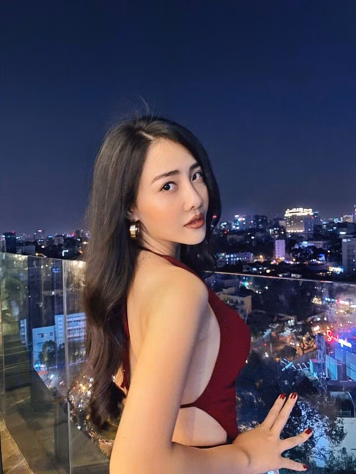 Người đẹp 10X khoe trọn tấm lưng trần nõn nà trong chiếc yếm hở lưng táo bạo.