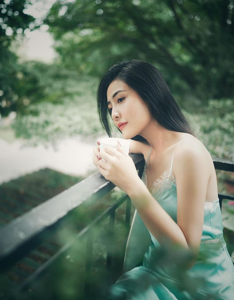 Ánh Ngọc cũng thường xuyên khoe vai thon với các kiểu đầm ngủ hai dây sexy.