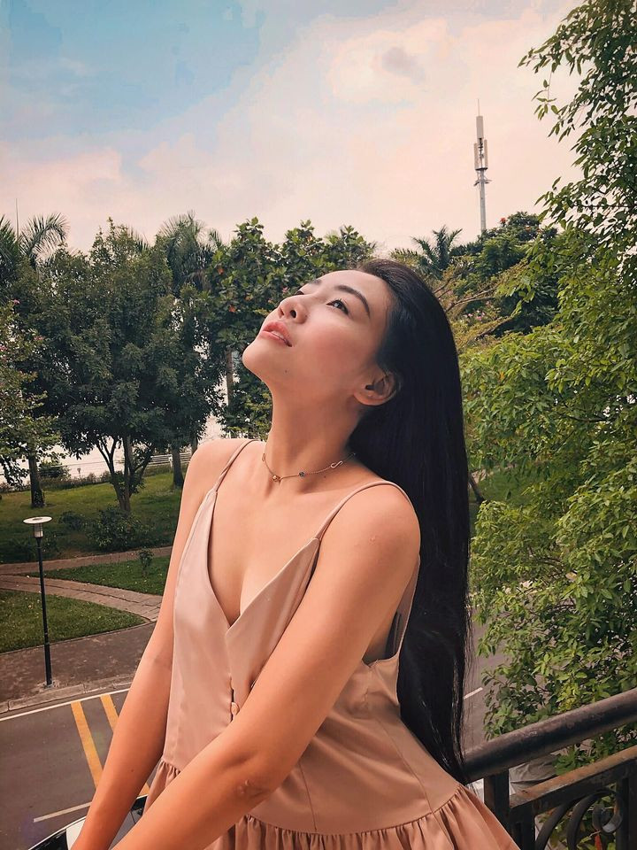 Chiếc áo hai dây với đường xẻ sâu ngút ngàn "lộ" vòng một mơn mởn của nữ diễn viên 19 tuổi.