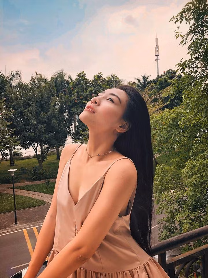 Chiếc áo hai dây với đường xẻ sâu ngút ngàn "lộ" vòng một mơn mởn của nữ diễn viên 19 tuổi.