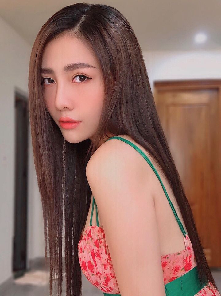 "Gái ngàn đô" không phải bộ phim đầu tiên Ánh Ngọc diễn cảnh nóng. Trước đó, người đẹp 9X từng gây chú ý khi tham gia bộ phim "Hồn ma đêm Valentine" với nhiều cảnh quay nóng bỏng.