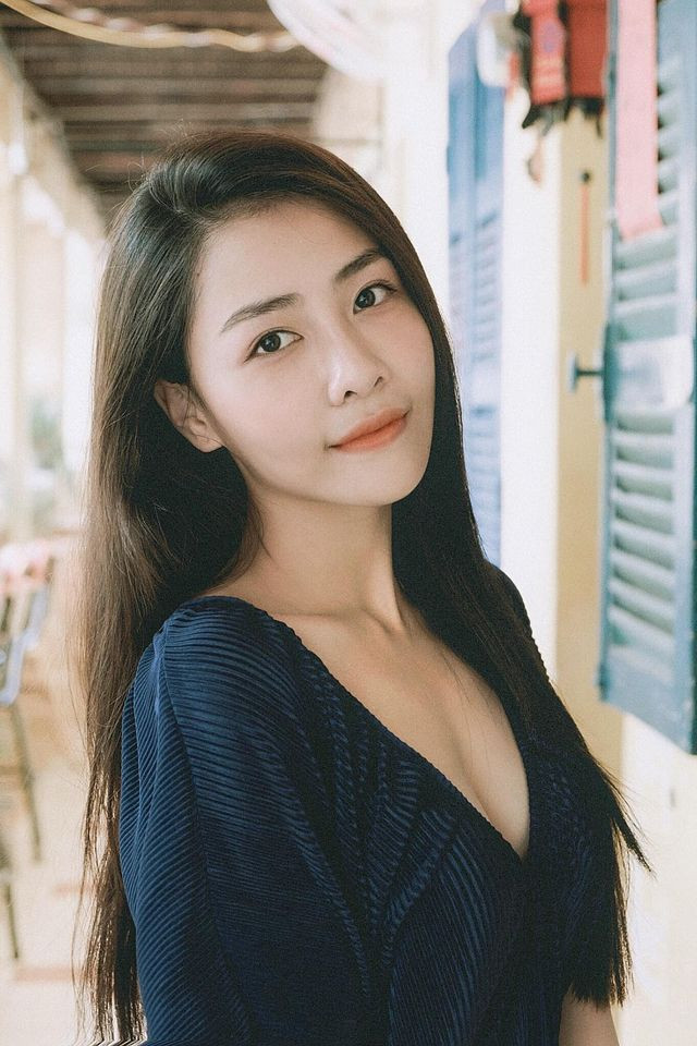 Những kiểu váy áo xẻ ngực sâu thường xuyên xuất hiện cùng "gái ngành" 19 tuổi này.