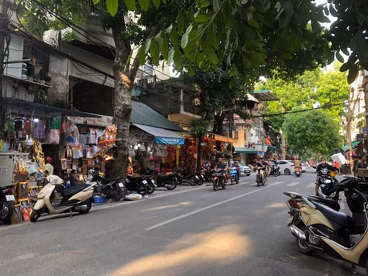 Hàng năm, vào dịp Rằm tháng 7, phố Hàng Mã nhộn nhịp người mua, kẻ bán. Nhưng năm nay, phố Hàng Mã vắng vẻ hơn trước do nhu cầu người mua giảm mạnh.