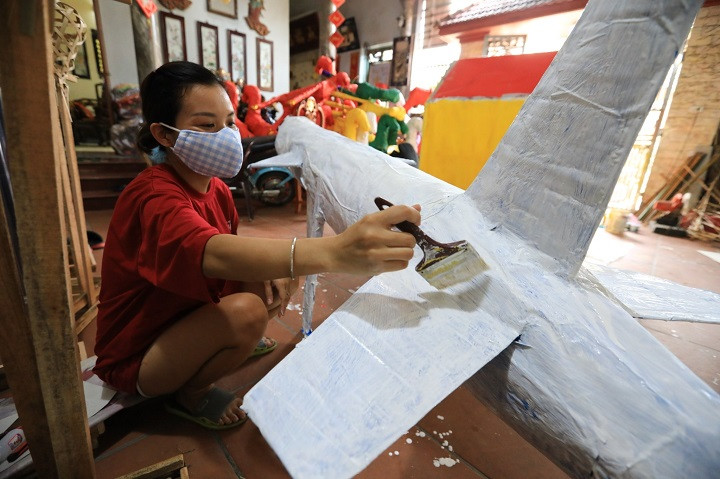 Theo chủ cơ sở sản xuất, các điện phủ vẫn chuộng đốt vàng mã trong ngày rằm tháng 7, nên khách thường quen đặt tại cơ sở sản xuất, mua buôn chứ không ra phố hàng Mã mua lẻ.