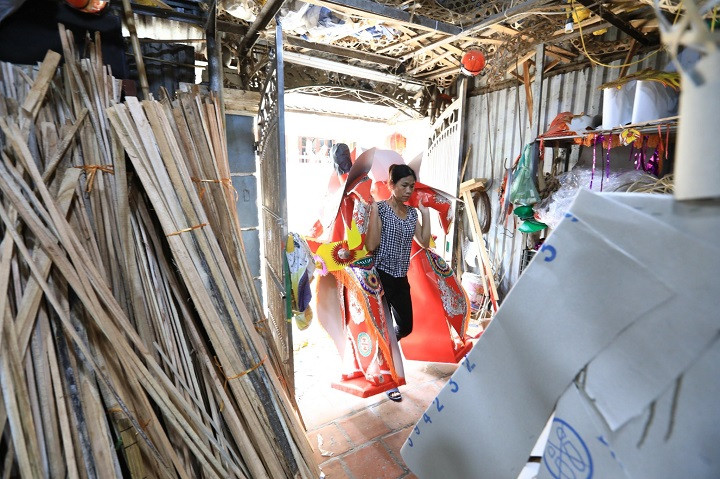 Trái ngược với tình cảnh ảm đạm ở phố Hàng Mã, không khí lao động sản xuất tại làng Phúc Am sôi động hơn hẳn. Nhiều tuần trở lại đây, các gia đình tập trung toàn bộ nhân lực vào việc sản xuất sản phẩm vàng mã để đem đi bán.