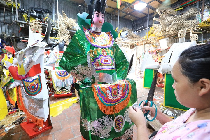 Tâm lý đốt nhiều vàng mã để cầu siêu, cúng cô hồn... của nhiều người dân vẫn còn mang nặng tính lễ nghĩa, hoang phí, nhưng năm nay vì dịch Covid-19 nên việc tiêu thụ vàng mã để đốt tại gia hoặc đền chùa giảm đi rất nhiều so với các năm trước.