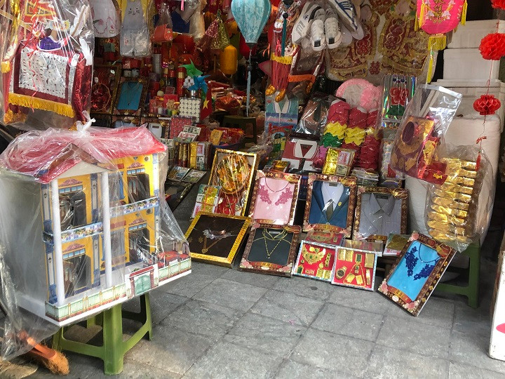 Tại các cửa hàng, vàng mã bày bán đa dạng nhưng không có khách mua.