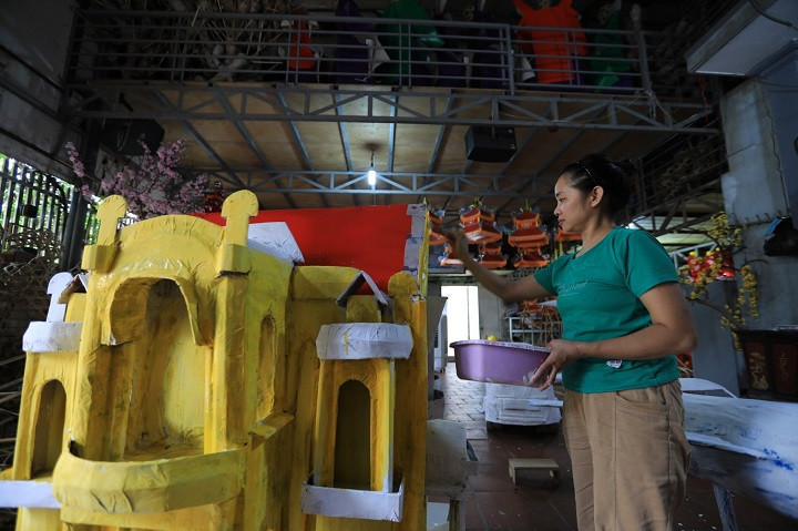 Người trần còn đặt làm cả ngôi biệt thự để cúng. Vì nghĩ đốt nhiều vàng mã thì người chết nhận nhiều. Theo các chuyên gia, đây là quan niệm sai lầm, đặc biệt theo giáo lý đạo Phật không có tục lệ đốt vàng mã.