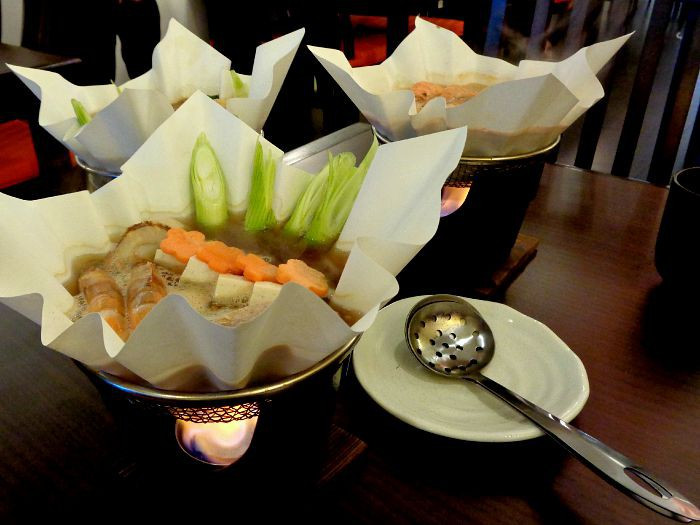 Loại giấy của món ăn này chính là giấy được dùng trong nghệ thuật xếp giấy origami. Điểm đáng chú ý của giấy là 2 mặt của tờ giấy được phủ một lớp chống cháy có tác dụng giữ cho giấy không quá nóng. Nhiệt độ chỉ khoảng 160 độ trở xuống và giấy hoàn toàn có thể chịu được sức nóng này.