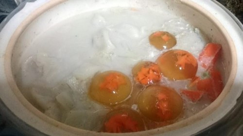 Nước lẩu canxi được tạo nên từ nuớc hầm gà và sốt canxi vỏ trứng, bổ sung vi chất có lợi cho sức khỏe và đặc biệt tốt cho phụ nữ, trẻ nhỏ.