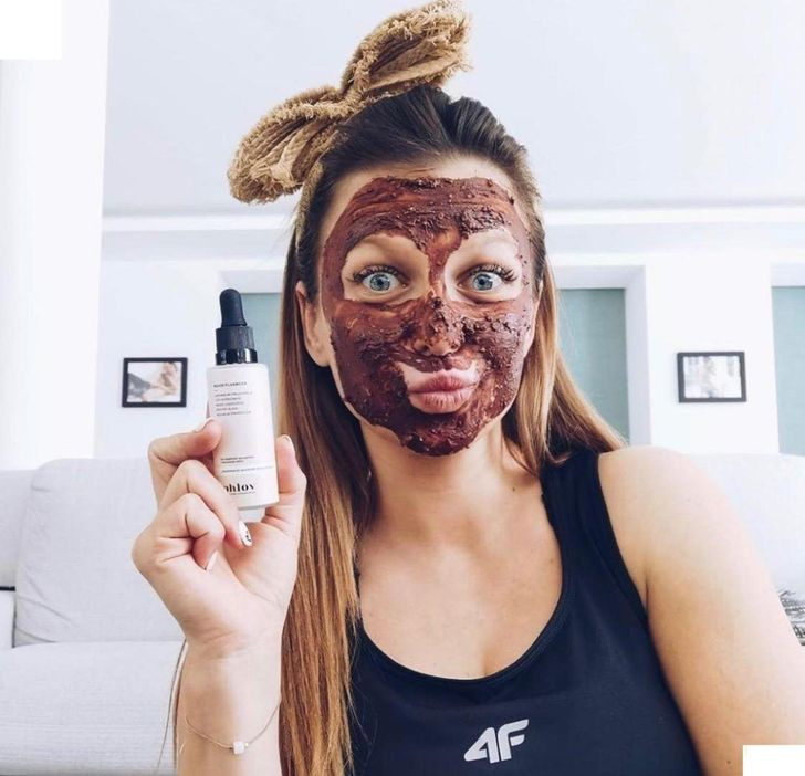 Quá tin mỹ phẩm thiên nhiên: Mỹ phẩm thiên nhiên đang được rất nhiều chị em lựa chọn vì tin rằng nó an toàn, lành tính. Tuy nhiên, trong những loại mỹ phẩm này có thể chứa các thành phần tổng hợp nguy hiểm, hóa chất độc hại, thậm chí có nhiều kim loại nặng. Nếu bạn muốn mua mỹ phẩm thực sự tự nhiên và tốt cho sức khỏe, hãy chú ý đến các mặt hàng có biểu tượng “hữu cơ” trên bao bì. Các sản phẩm như vậy sẽ chịu sự kiểm soát chặt chẽ hơn, được đảm bảo không chứa các chất và hợp chất độc hại.