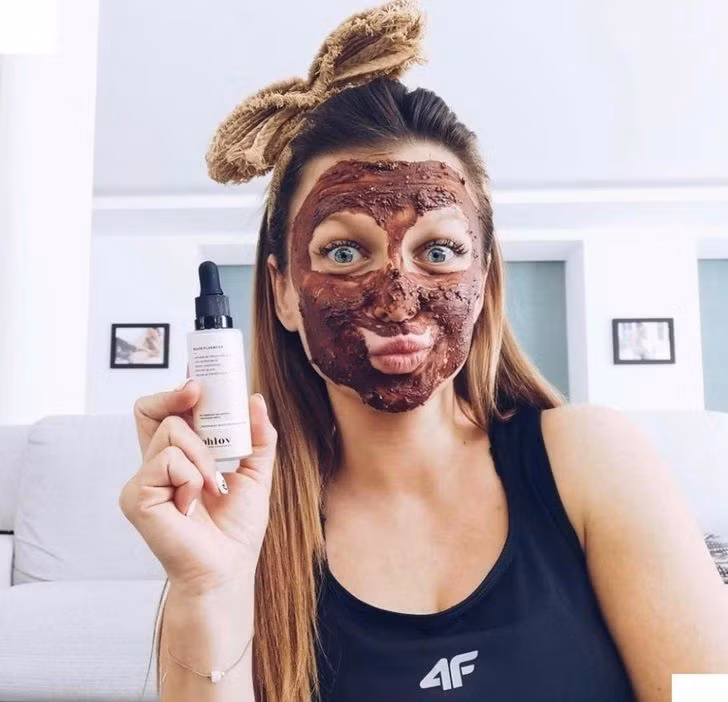 Quá tin mỹ phẩm thiên nhiên: Mỹ phẩm thiên nhiên đang được rất nhiều chị em lựa chọn vì tin rằng nó an toàn, lành tính. Tuy nhiên, trong những loại mỹ phẩm này có thể chứa các thành phần tổng hợp nguy hiểm, hóa chất độc hại, thậm chí có nhiều kim loại nặng. Nếu bạn muốn mua mỹ phẩm thực sự tự nhiên và tốt cho sức khỏe, hãy chú ý đến các mặt hàng có biểu tượng “hữu cơ” trên bao bì. Các sản phẩm như vậy sẽ chịu sự kiểm soát chặt chẽ hơn, được đảm bảo không chứa các chất và hợp chất độc hại.