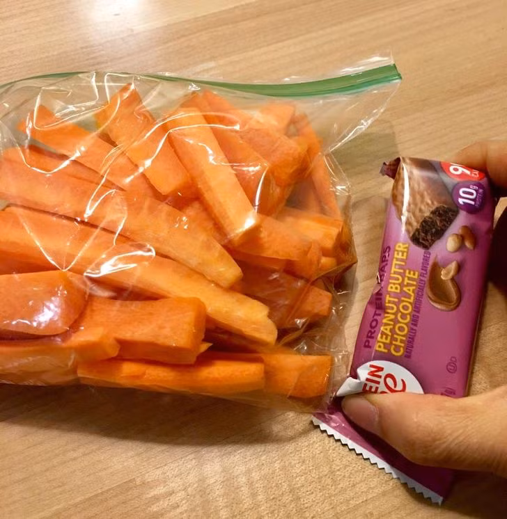 Lạm dụng thanh protein: Nhiều chuyên gia dinh dưỡng và huấn luyện viên thể hình khuyên bạn nên thay thế thanh chocolate bằng thanh protein hữu cơ không chứa gluten. Tuy nhiên, một số thanh protein chỉ chứa rất nhiều đường so với kẹo thông thường. Đó là lý do nên đọc kỹ thành phần của thanh protein, nếu không bạn sẽ nạp lượng lớn đường và các thành phần có hại khác như chất béo bão hòa, thay vì một bữa ăn nhẹ lành mạnh.