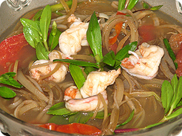 Canh hoa chuối nấu tôm: Nguyên liệu cần chuẩn bị gồm tôm tươi: 200gr, hoa chuối: 1 cái nhỏ, cà chua: 200gr, rửa sạch, bỏ núm, bổ miếng cau, hành tươi, rau ngổ rửa sạch, cắt khúc, gia vị, bột nêm và khoảng hai thìa café đầy mẻ.