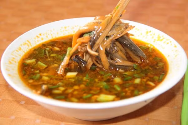 Tuy nhiên, dù được làm với cách nào thì món lươn om vẫn giữ nguyên được hương vị đặc trưng của món ăn. Ảnh: Internet. Mời độc giả theo dõi video "Chế biến món ngon từ nấm đông cô". Nguồn: VTC.