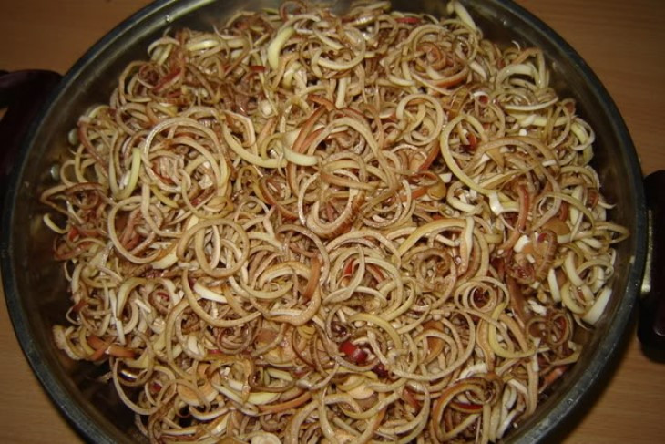 Cách làm canh hoa chuối nấu tôm: Tôm bóc vỏ, đầu tôm để riêng. Tôm sau khi được bóc vỏ, rút chỉ đen ở lưng, lạng đôi con tôm (nhưng không tách rời hẳn, để khi chín, tôm cuộn lại trông đẹp mắt). Đầu tôm rửa sạch, giã nát, lọc lấy nước để nấu canh cho thơm và ngọt.