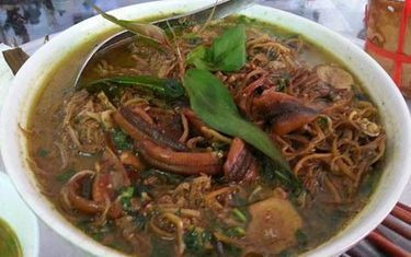 Trước khi chế biến lươn được ướp sơ với chút gia vị. Để thuận lợi trong bữa ăn có người đem lươn trụng sơ qua nước sôi, tuốt lấy thịt bỏ phần xương rồi mới om với hoa chuối.