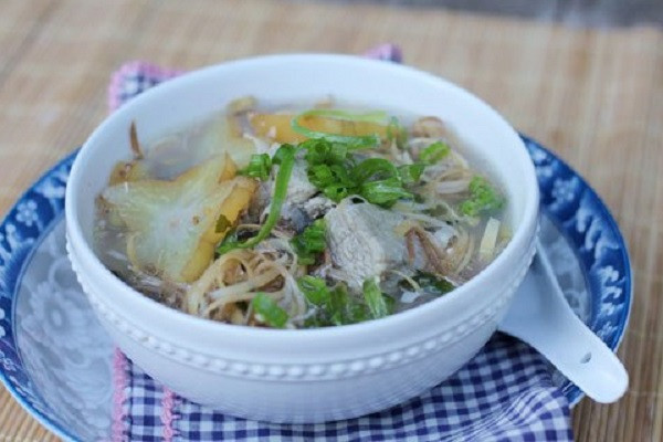 Phi thơm dầu ăn, cho thịt heo ướp vào đảo đều, khi miếng thịt vừa chín thì cho lượng nước dùng vừa đủ cùng vài lát ớt tươi vào, vặn lửa nhỏ lại. Khâu cuối cùng, cho bắp chuối vào, đun sôi, nêm nếm lại gia vị cho vừa ăn, rắc thêm chút tiêu bột cay cay rồi tắt bếp, múc ra tô và thưởng thức.