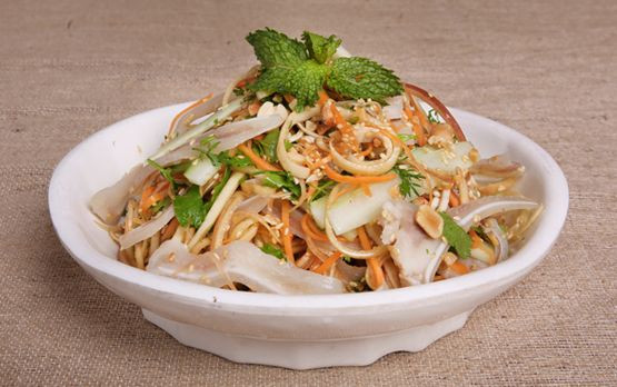 Chỉ chuẩn bị một số nguyên liệu và trải qua vài công đoạn là bạn đã có thể thu được món nộm ngon miệng. Món ăn này thường được dùng trong những bữa cơm gia đình và đặc biệt là làm món khai vị trong các bữa tiệc.