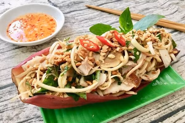Người ta thường dùng hoa chuối để làm nấu canh chua, hoặc dùng làm rau chần, rau ăn kèm bún bò cũng rất ngon, nhưng có lẽ được ưa chuộng hơn cả là các món gỏi hoa chuối (nộm). Đây là món ăn quen thuộc của ẩm thực Việt Nam có cách thực hiện tương đối đơn giản, nhanh chóng.