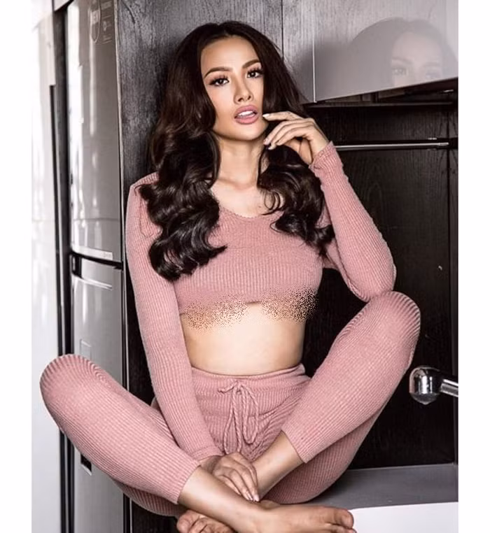 Yaya Trương Nhi với làn da đen khỏe khoắn cùng với gương mặt được trang điểm đậm chất Âu Mỹ thể hiện nét đẹp gợi cảm, quyến rũ bằng cách diện áo khoe chân ngực.