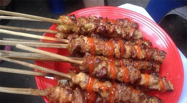 Thịt xiên nướng đúng là mùa nào cũng có, thậm chí ăn mùa nào cũng thấy ngon, nhưng hình như trời lạnh lại làm tăng cái sự hấp dẫn của thịt nướng lên đến mấy lần mà mùa hè không thể đọ nổi.