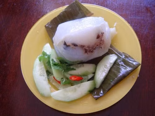 Bánh giò: Một trong những món quà vặt hấp dẫn không thể không nhắc đến khi Hà Nội vào thu se lạnh là bánh giò. Vỏ bánh được làm từ gạo tẻ. Nhân bánh làm từ nhiều loại bánh như thịt vai xay, mộc nhĩ, hạt tiêu, hành khô bằm, trộn đều xào chín. Những người sành sỏi thường ăn bánh với tương ớt và dưa góp để tăng thêm vị đậm đà, giòn dai.