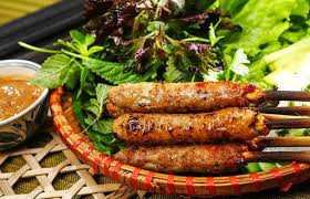 Bên cạnh nem chua rán, nem nướng cũng là sự lựa chọn hàng đầu cho những buổi chiều đông lạnh giá. Nem nướng hút khách bởi màu hồng tươi của thịt cùng với chất keo dinh dính bọc bên ngoài. Nem nướng tuyệt ngon khi ăn kèm với lớp tương ớt cay cay, ngọt ngọt.