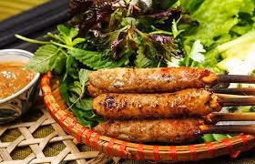 Bên cạnh nem chua rán, nem nướng cũng là sự lựa chọn hàng đầu cho những buổi chiều đông lạnh giá. Nem nướng hút khách bởi màu hồng tươi của thịt cùng với chất keo dinh dính bọc bên ngoài. Nem nướng tuyệt ngon khi ăn kèm với lớp tương ớt cay cay, ngọt ngọt.