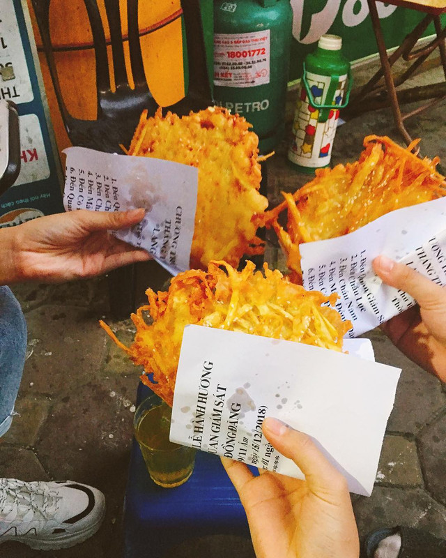 Những ngày chớm rét cũng là thời điểm các món bánh rán như bánh chuối, bánh khoai, bánh ngô vào mùa kinh doanh. Những ngày này, hầu như trên góc phố, góc ngõ nào của Hà Nội cũng hiện diện ít nhất một hàng bánh khoai, bánh chuối rán thơm phức. Ảnh: Internet. Mời độc giả theo dõi video "Chế biến món ngon từ nấm đông cô". Nguồn: VTC.