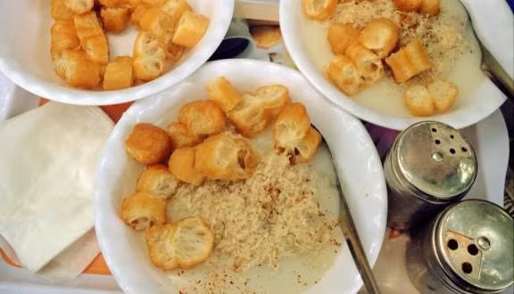 Cháo trai, cháo sườn có quanh năm. Thế nhưng, thưởng thức cháo sườn thêm chút quẩy vào chiều se lạnh mới thực sự hấp dẫn. Ngay cả những người không thích ăn vặt cũng dễ dàng bị chinh phục bởi cảm giác mềm tan, bùi bùi của sườn, trai nóng hổi.