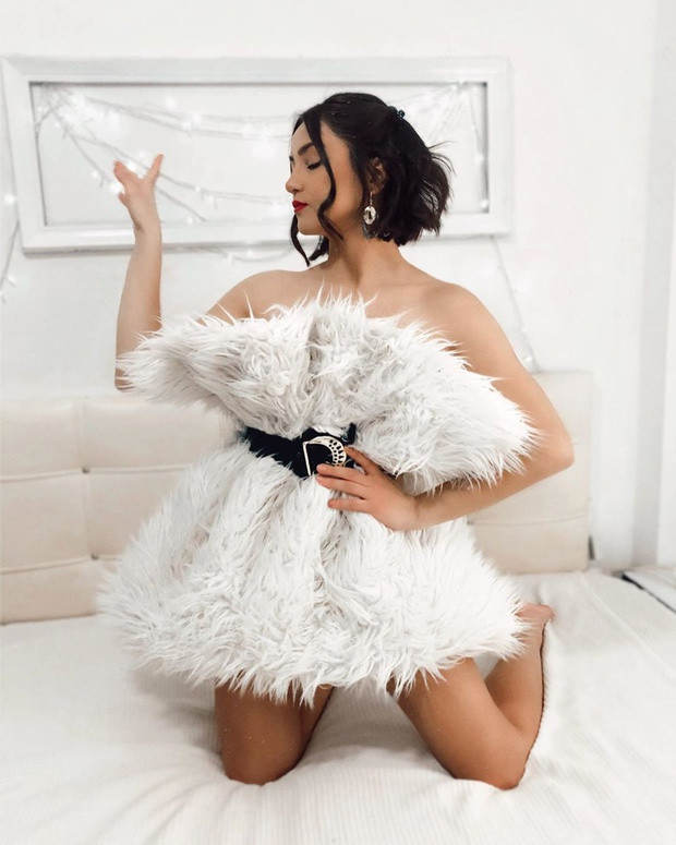 Chỉ cần một chiếc gối và thắt lưng, nhiều hot girl, fashionista đã có thể biến hóa ra hàng loạt cách kết hợp, lên đồ độc đáo để "sống ảo" tại gia trong mùa dịch.