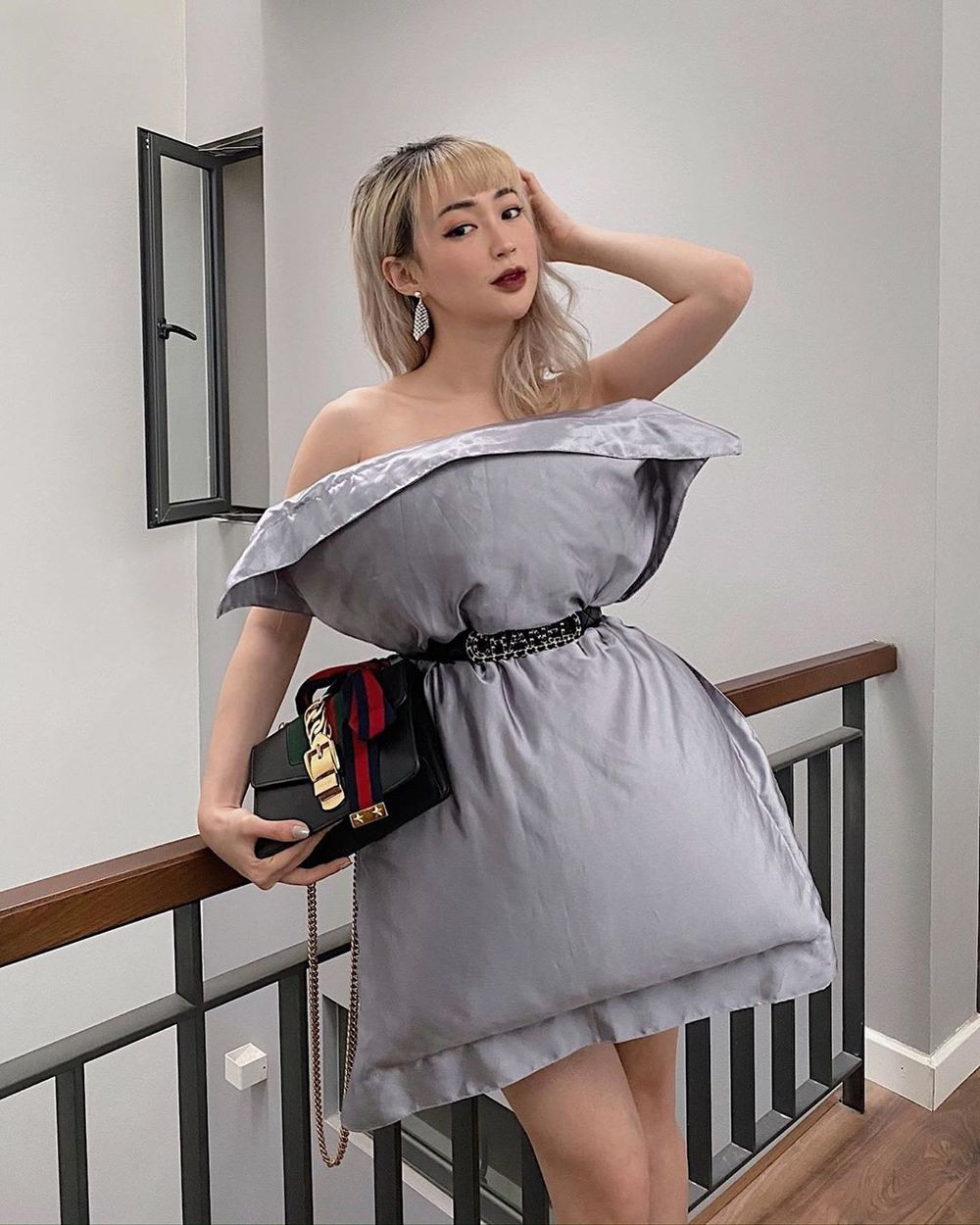 SunHT cũng nhanh chóng bắt nhịp với mẫu gối lụa màu xám phối cùng thắt lưng Chanel và túi Gucci.