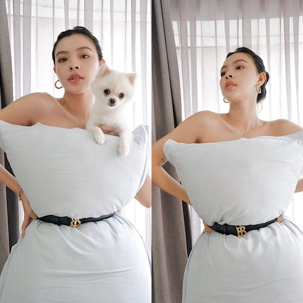 Ở nhà mùa dịch, quán quân The Face Vietnam Tú Hảo cũng tranh thủ bắt trend, người đẹp lựa chọn kiểu tóc búi cao khoe xương quai xanh gợi cảm, tạo dáng sang chảnh với thú cưng.