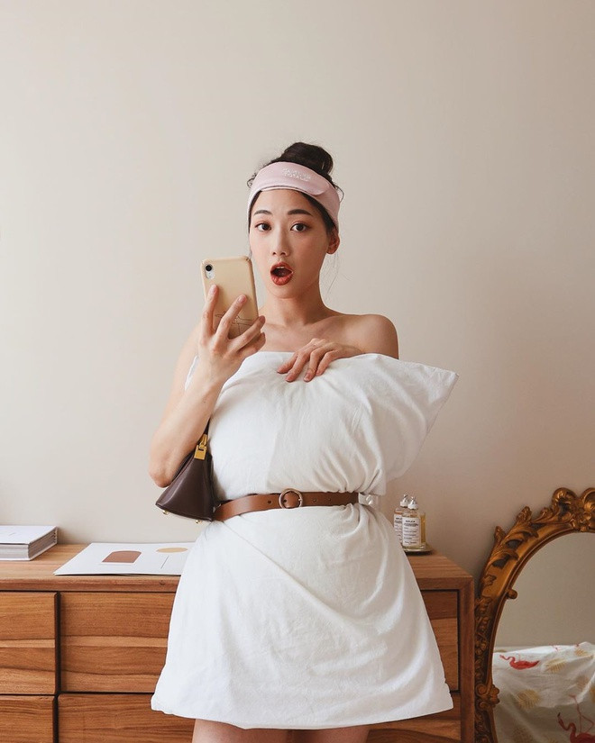 Lấy gối làm váy được xem là trào lưu thời trang mới lạ được sự hưởng ứng nhanh chóng từ nghệ sĩ quốc tế đến dàn sao Việt.