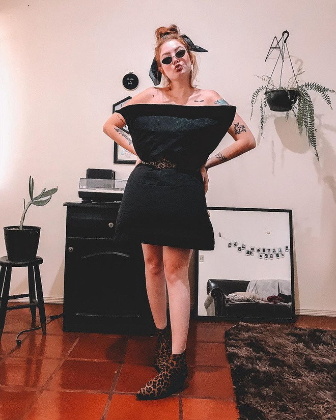 Với hashtag #quarantinepillowchallenge hay #pillowchallenge, thử thách biến gối thành váy đang trở thành từ khóa hot trên Instagram với hơn 20.000 bài đăng, hình ảnh liên quan.