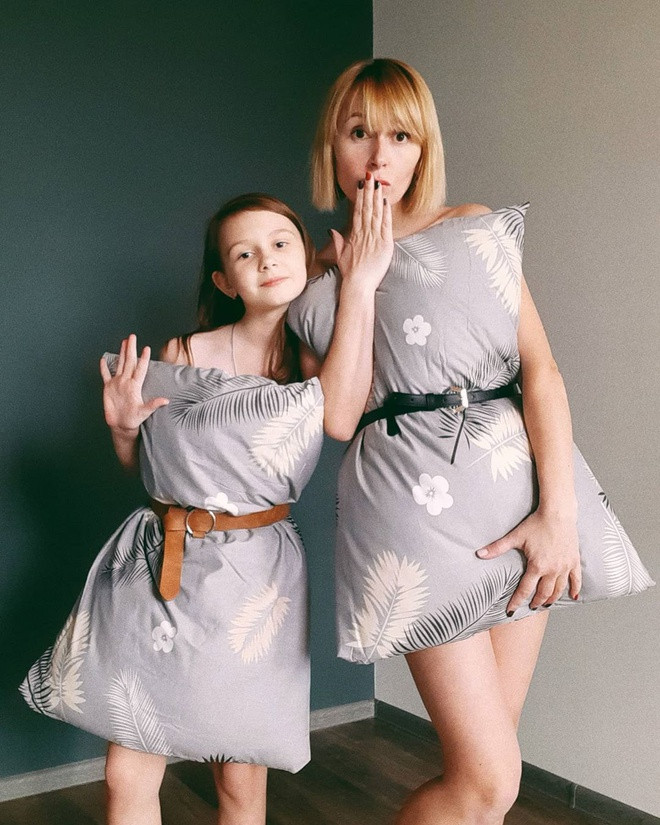 Không chỉ thu hút các mỹ nhân, pillow challenge cũng trở thành thử thách gia đình khi có rất nhiều cặp mẹ con tham gia.