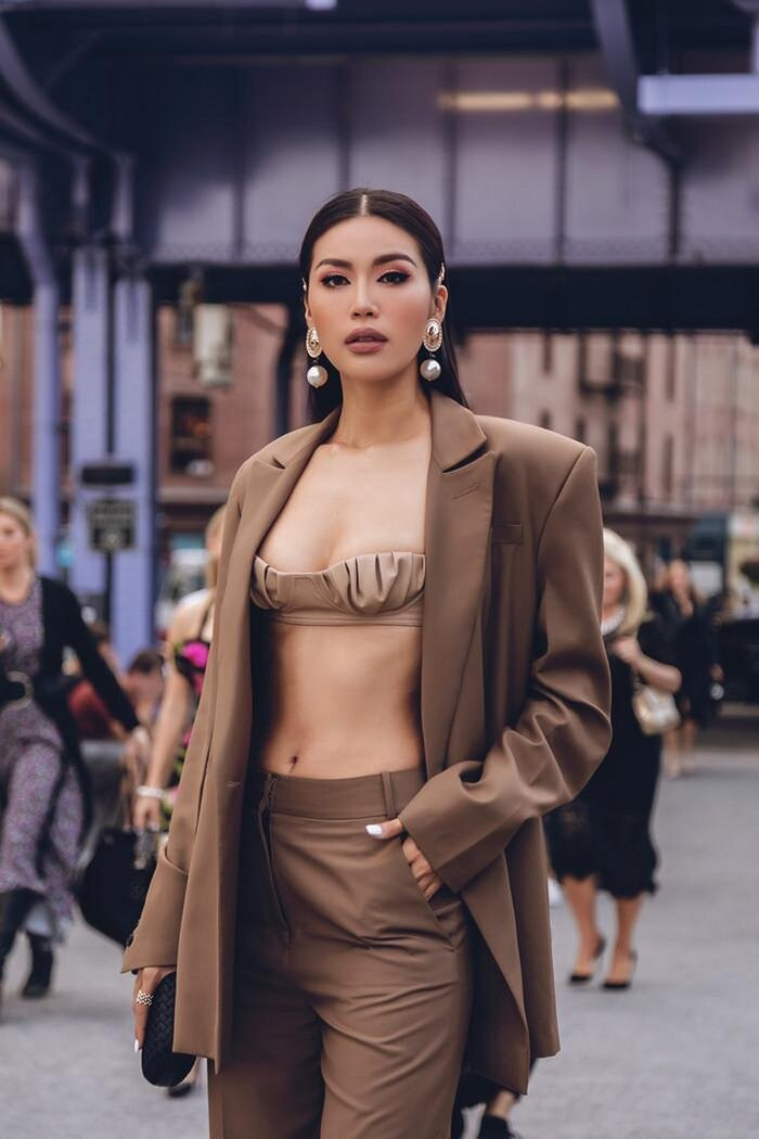 Minh Tú cũng từng mặc chiếc áo cực ngắn chưa đầy 1 gang tay khi tham gia show diễn New York Fashion Week.