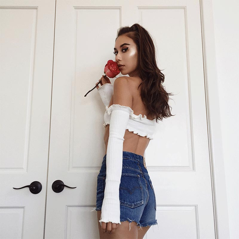 Từ người mẫu Kendall Jenner, Bella Hadid cho tới blogger thời trang triệu đô Chiara Ferragni đều rất ưu ái mẫu áo chẽn tí hon này.