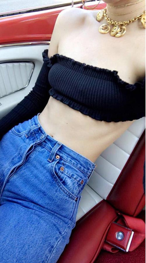 Mốt áo siêu ngắn cũng là xu hướng được giới trẻ phương Tây ưa chuộng bậc nhất bởi nó không chỉ giúp họ khoe được hình thể hấp dẫn mà còn mang tuyên ngôn về tuổi trẻ và sự phóng khoáng. Ảnh: Internet. Mời độc giả xem video "Minh Hằng chia sẻ về phong cách thời trang". Nguồn: VTC.