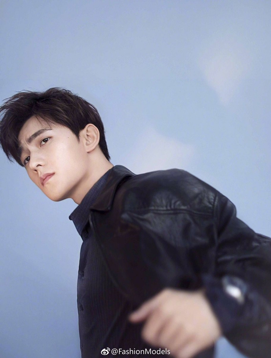 Dương Dương trông cực ngầu khi diện áo khoác da. Ảnh: Internet. Video "Minh Hằng chia sẻ về phong cách thời trang". Nguồn: VTC.