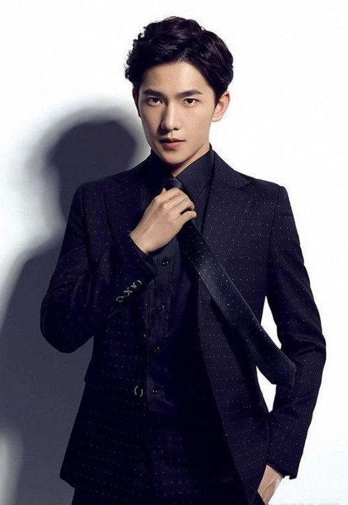 Nam diễn viên diện bộ suit chấm bi cực kỳ bảnh bao.