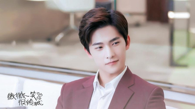 Áo sơ mi trắng phối với áo vest đỏ đô cực kỳ tinh tế.