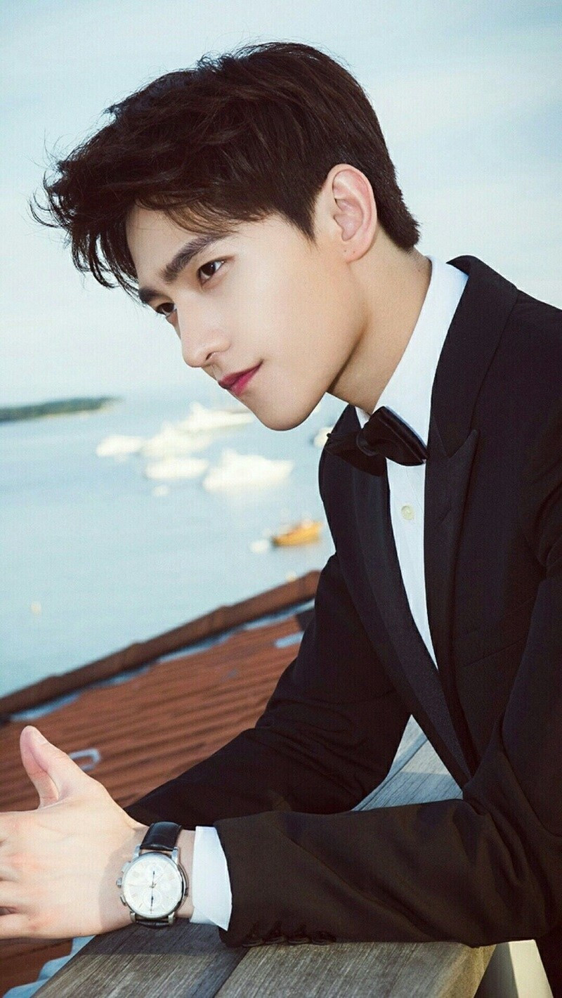 Dương Dương thường xuyên diện suit và áo sơ mi rất lịch lãm.