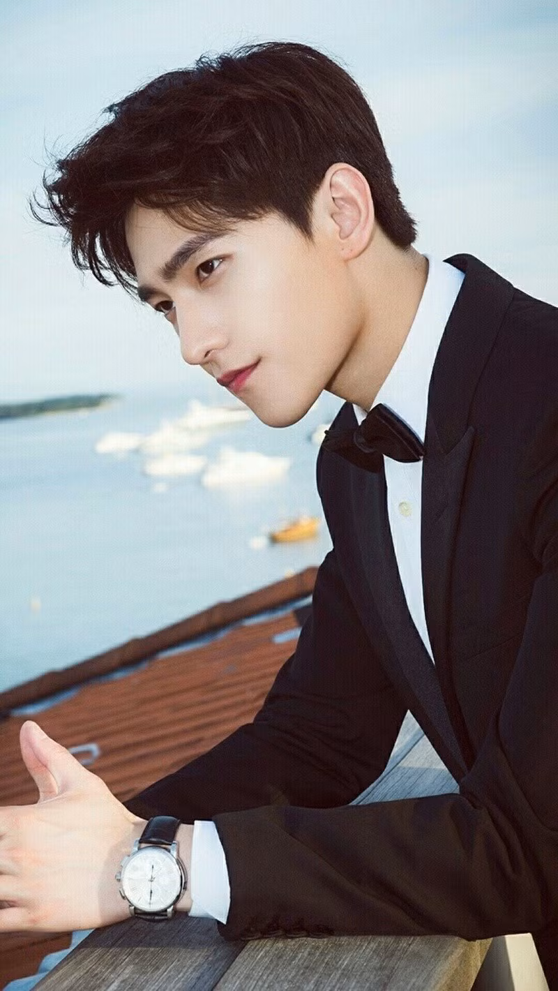 Dương Dương thường xuyên diện suit và áo sơ mi rất lịch lãm.