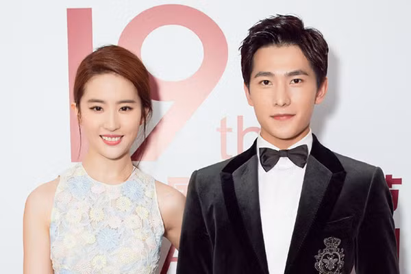 Dương Dương sinh năm 1991, bước chân vào làng giải trí với vai diễn Giả Bảo Ngọc trong Tân hồng lâu mộng năm 2008. Cho đến năm 2016, anh mới trở nên nổi tiếng nhờ vai diễn trong phim "Yêu em từ cái nhìn đầu tiên" đóng cùng Trịnh Sảng.