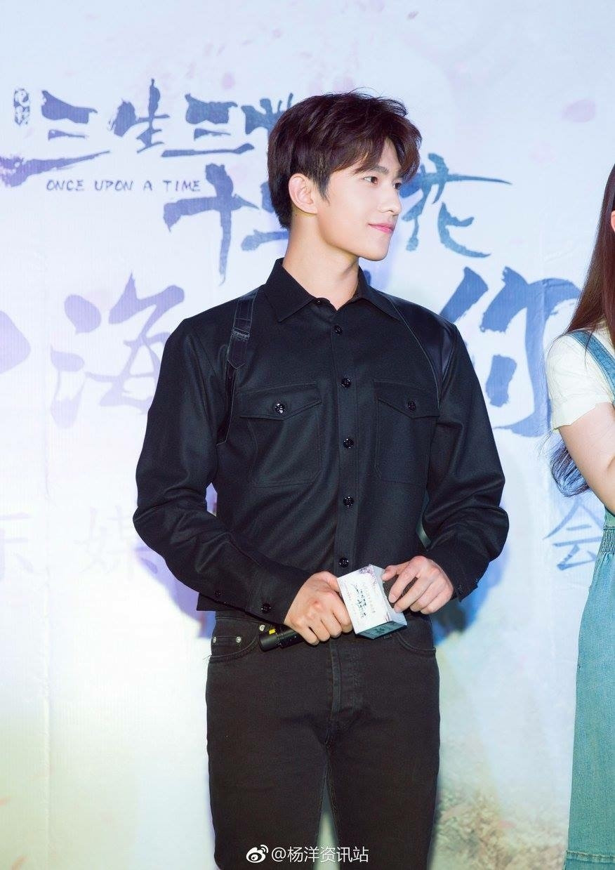 Trang phục thường ngày của Dương Dương chủ yếu là hai gam màu đen-trắng đơn giản nhưng vẫn rất bắt mắt.